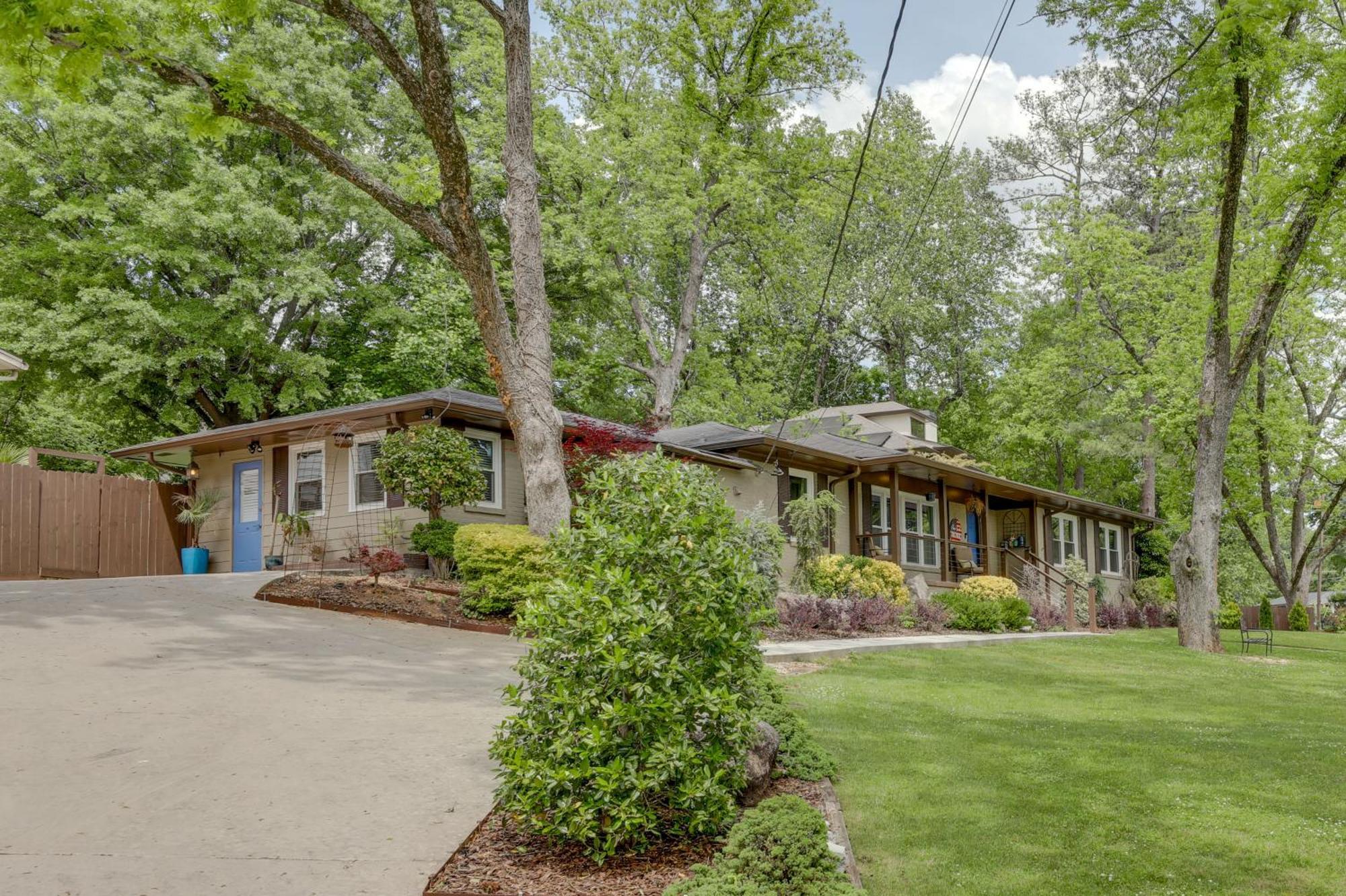 Spacious With Yard About 9 Mi To Downtown Holiday home